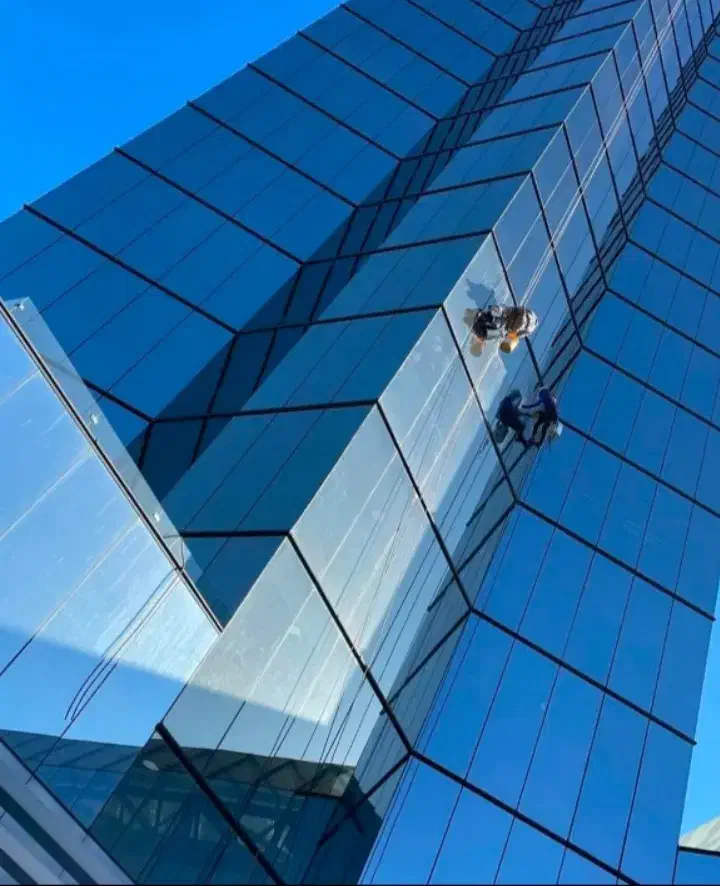 شستشو وکاردر ارتفاع و پیچ رولپلاک|خدمات نظافت|تهران, دکتر هوشیار|دیوار