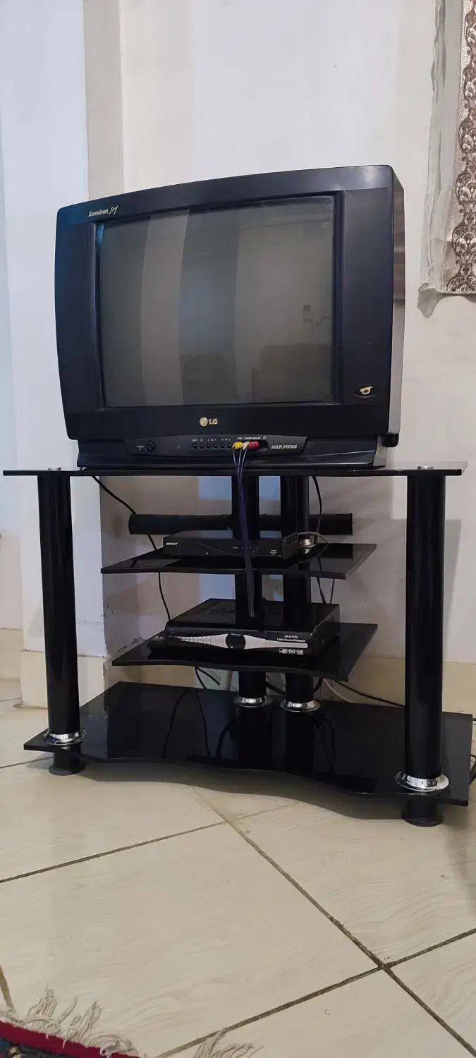 تلوزیون ال جی ۲۴ اینچ همراه با میز|تلویزیون و پروژکتور|ملایر, |دیوار