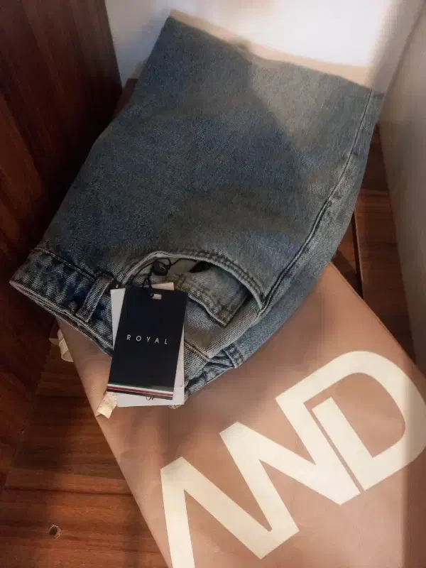 شلوارجین بگ نو|لباس|صدرا-فارس, فاز ۱|دیوار