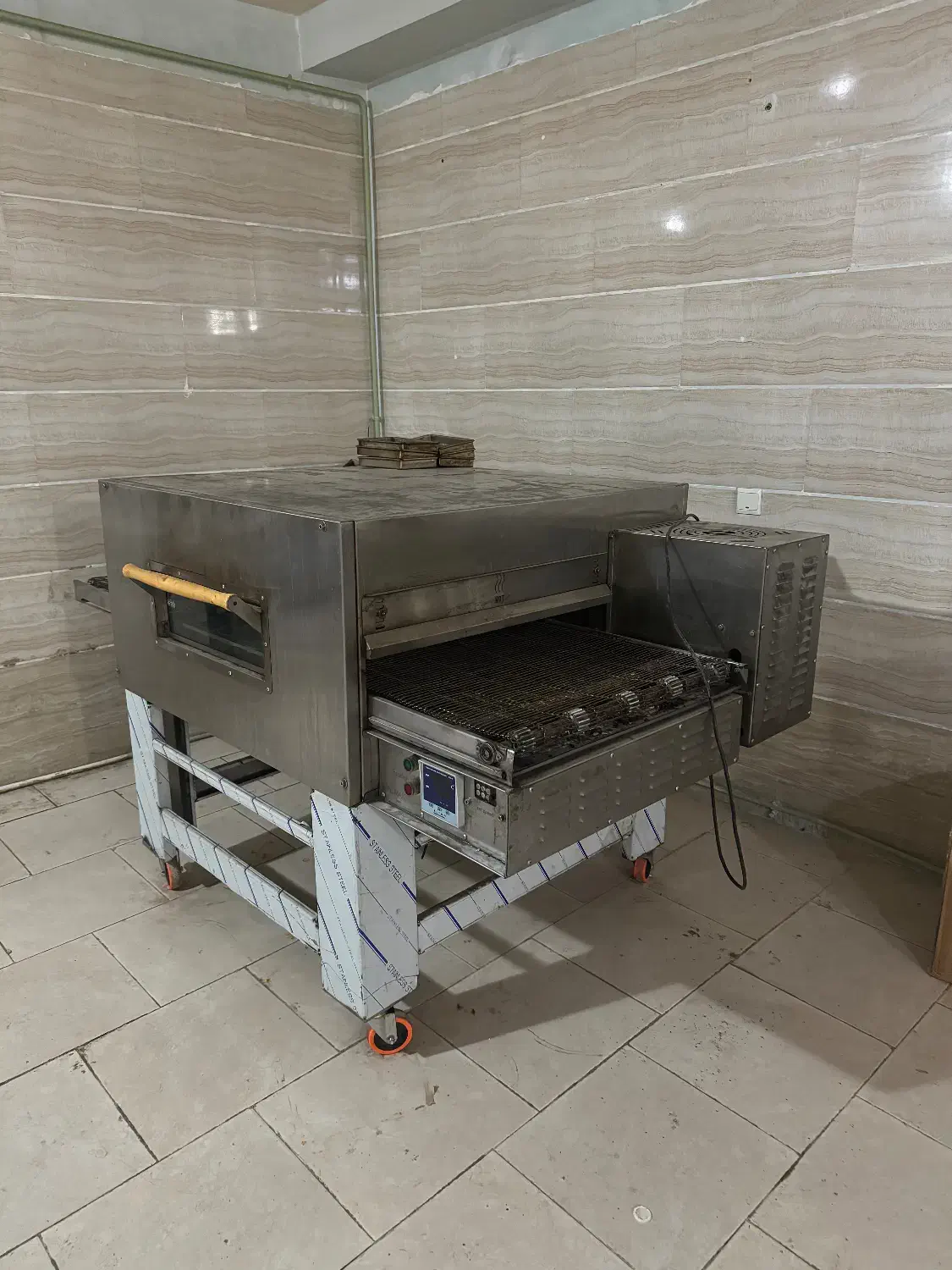 فر پیتزا ریلی دهنه ۷۰ - روماک|کافیشاپ و رستوران|قزوین, |دیوار