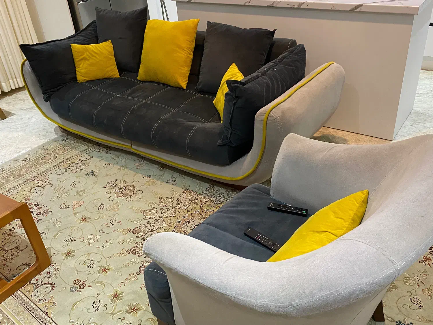 مبل راحتی چهار ۴ نفره و میز جلو مبلی|مبلمان خانگی و میز عسلی|تهران, جمالزاده|دیوار