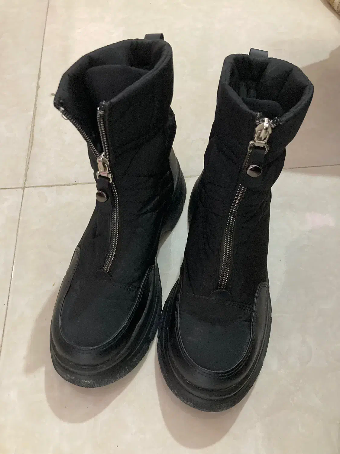 بوت|کیف، کفش، کمربند|آشخانه, |دیوار