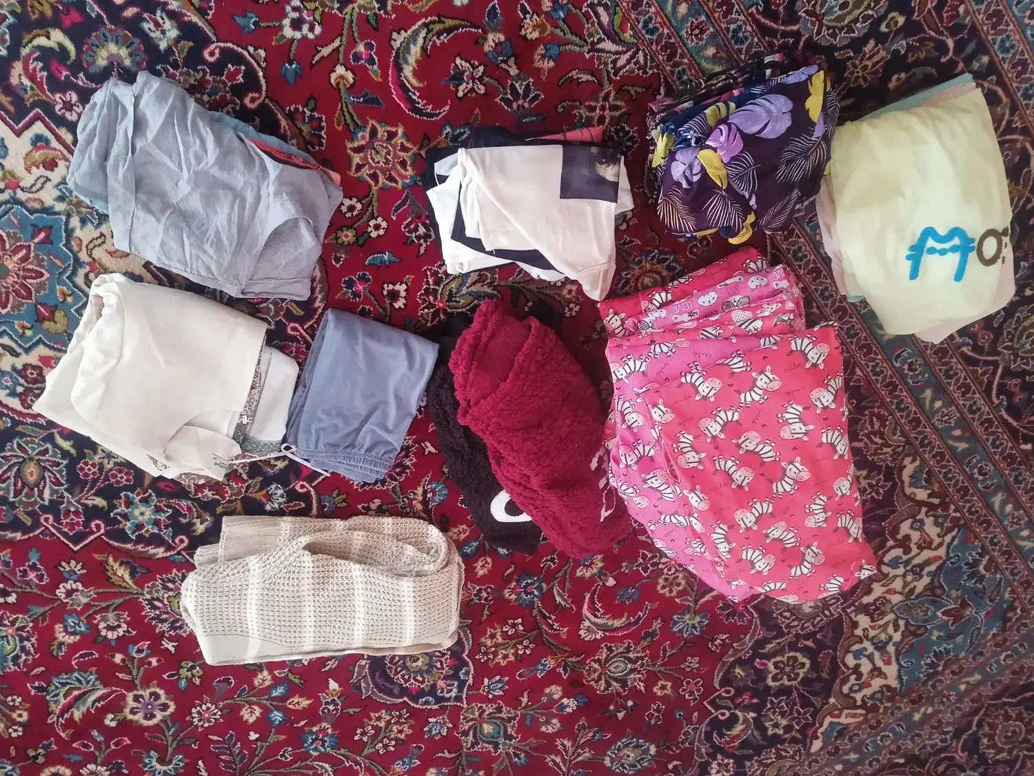 لباس دخترانه و زنانه|لباس|میانه, |دیوار