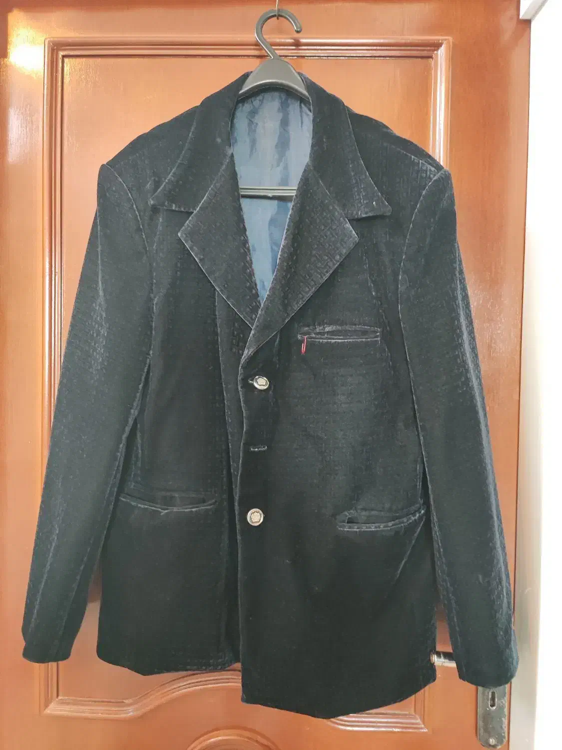 چند عدد کت مردانه|لباس|قائن, |دیوار