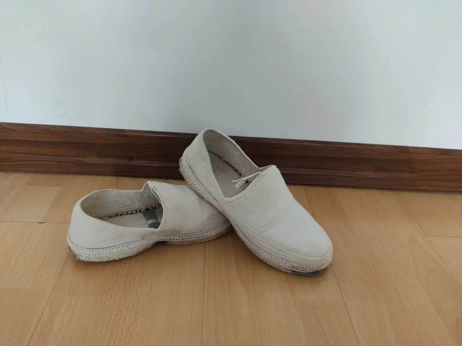 گیوا|کیف، کفش، کمربند|دهگلان, |دیوار