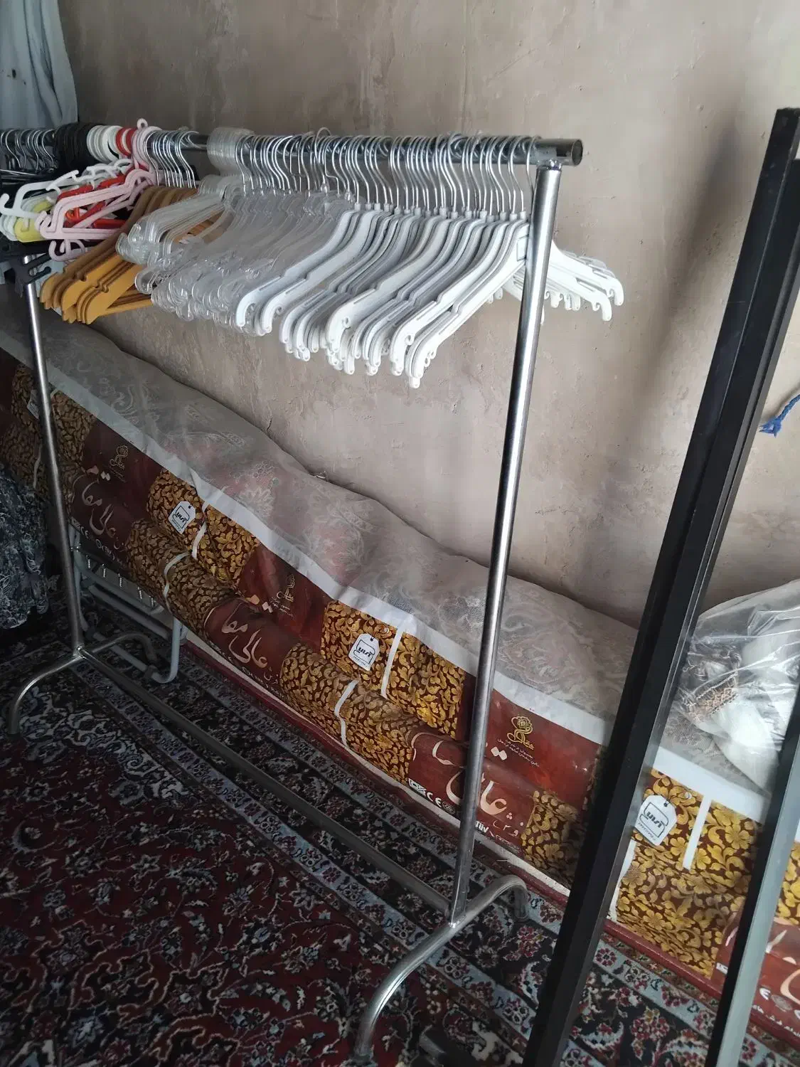 رگال|بندرخت و رخت‌آویز|کنگاور, |دیوار