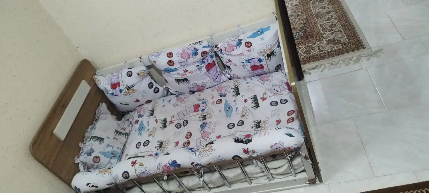 تخت کودک و دراور سه کشووه همراه تشک خوش خواب|تخت و صندلی بچه|شاهین‌شهر, مسکن مهر|دیوار