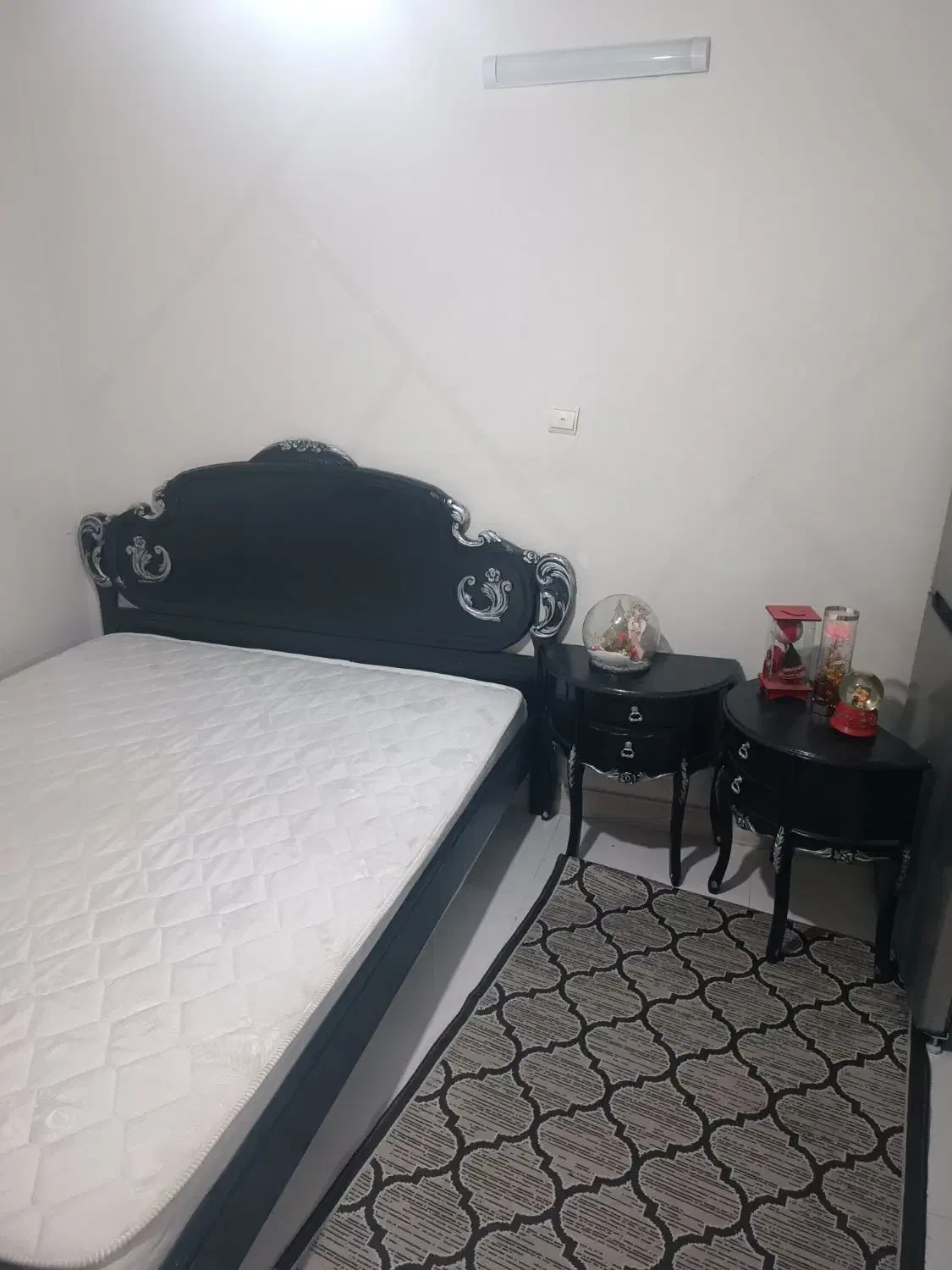 سرویس خواب|تخت و سرویس خواب|بومهن, |دیوار