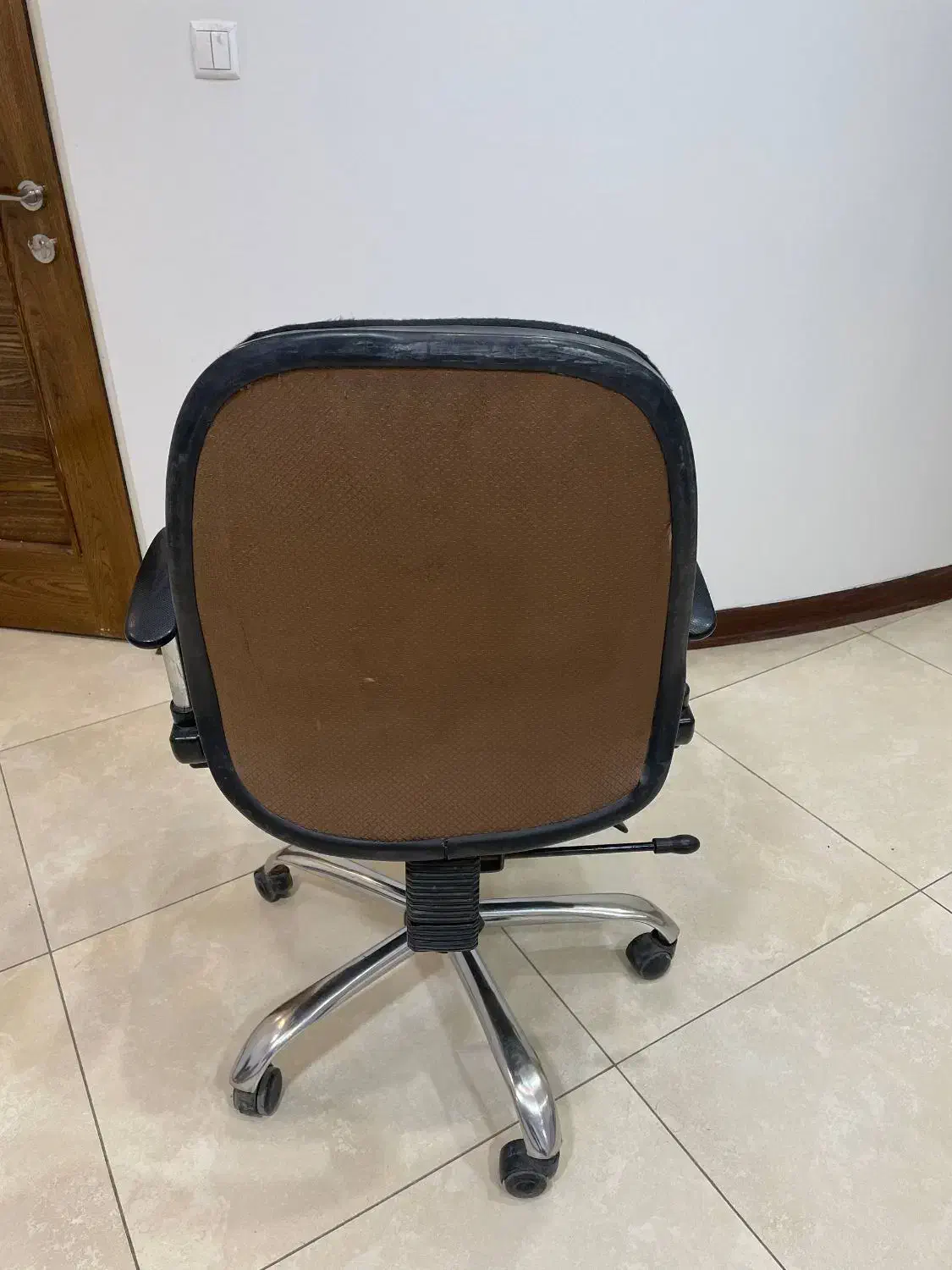 صندلی چرخ دار دارای جک تنظیم ارتفاع|صندلی و نیمکت|یزد, |دیوار