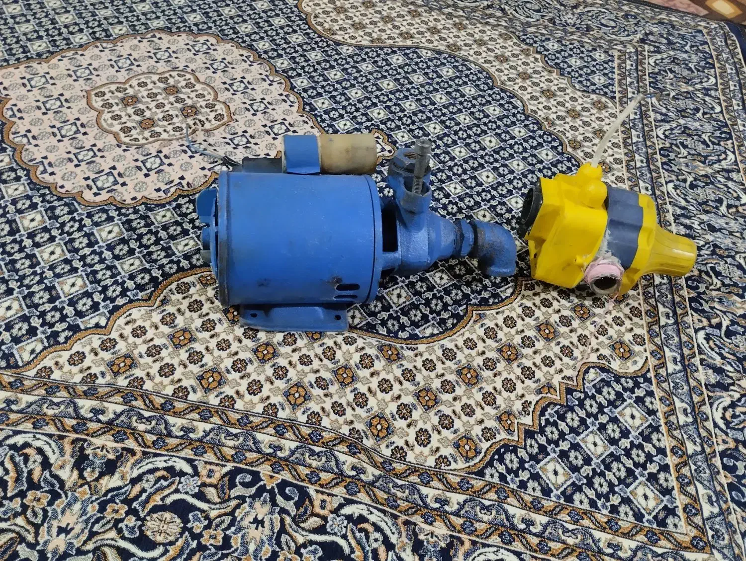 پمپ آب قدیمی|ابزارآلات|باسمنج, |دیوار