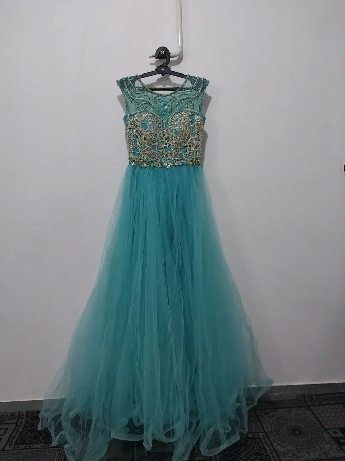 لباس مجلسی|لباس|رزن, |دیوار