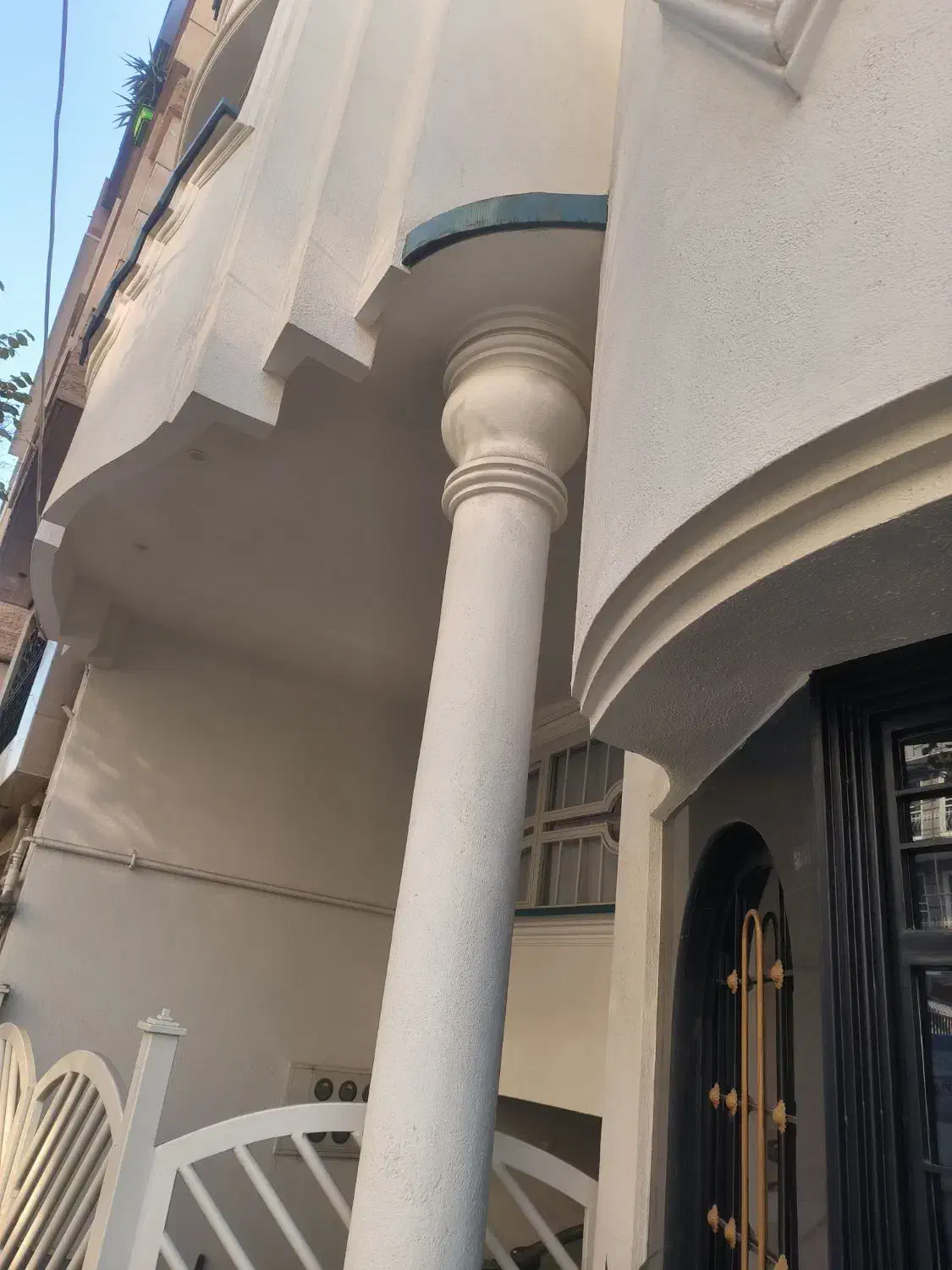 آپارتمان فلکه اول ۱۰۰ متر دو خواب شیک غرق نور