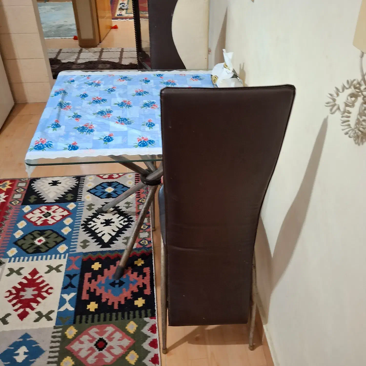 میز ناهارخوری دو نفره پایه فلزی آبکاری شده|میز و صندلی غذاخوری|بندر انزلی, نیمه شعبان|دیوار