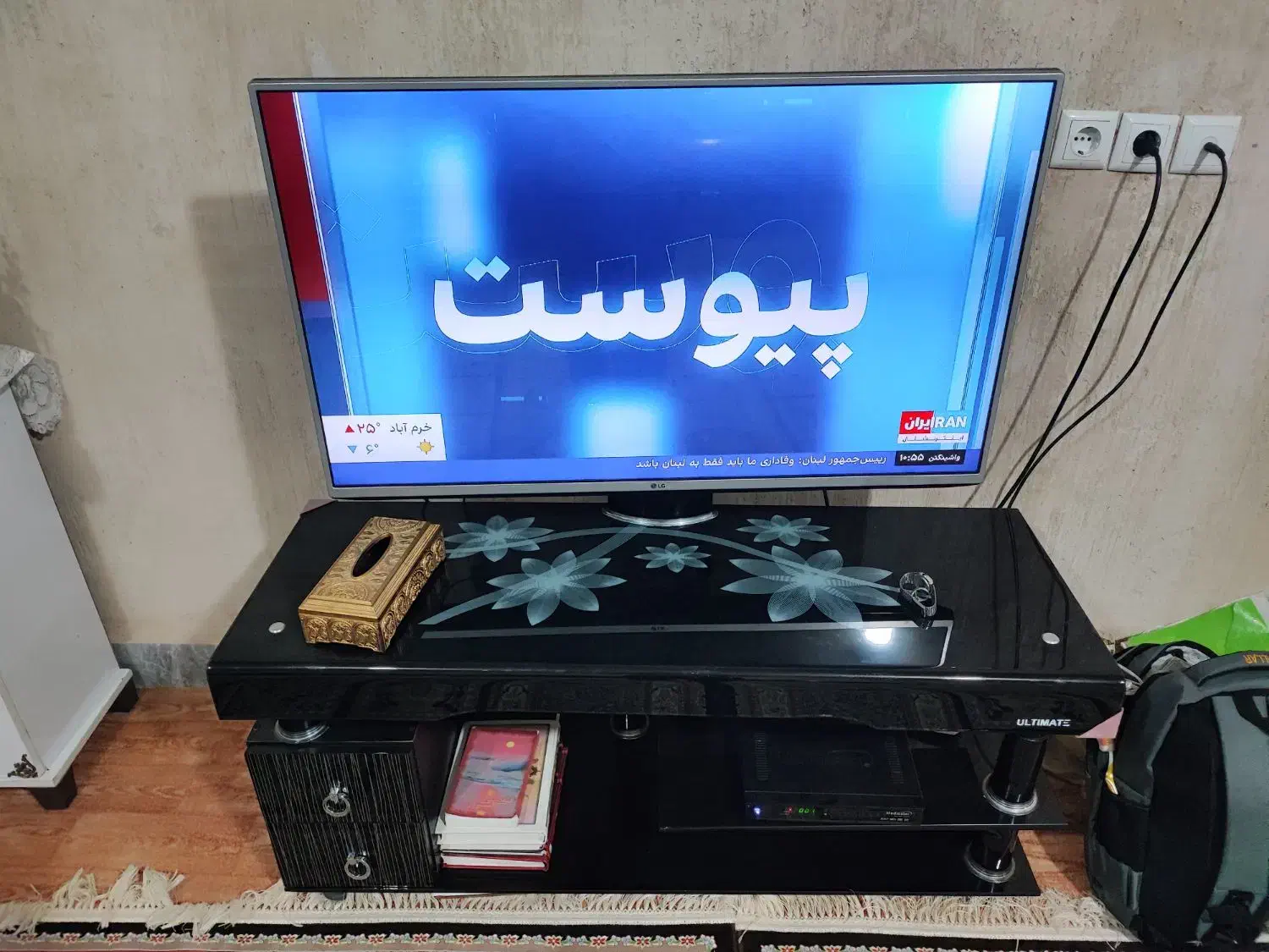 زیر تلویزیونی شیشه ای تمیز در حد نو بدونه خط وخش|میز تلویزیون|لردگان, |دیوار