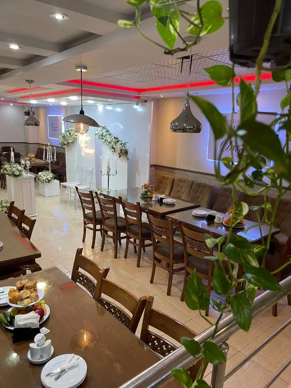 سالن شیک برای جشن و مراسمات|خدمات پذیرایی، مراسم|رشت, معلم|دیوار