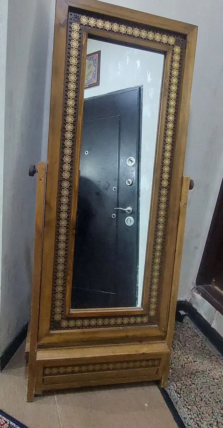 آینه ایستاده|آینه|سیرجان, |دیوار