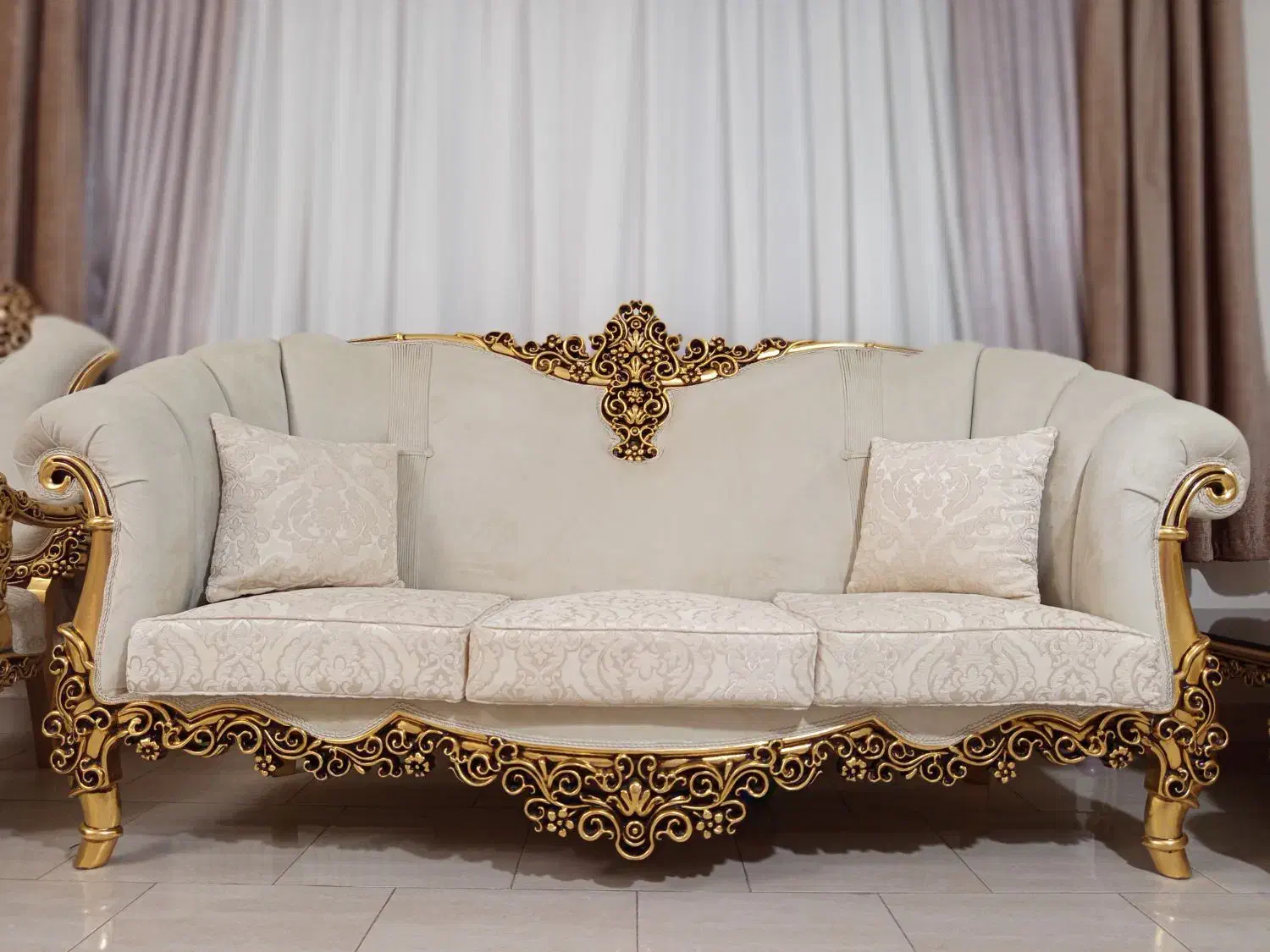 مبل سلطنتی به همراه میز نهارخوری|مبلمان خانگی و میز عسلی|پرند, فاز ۴|دیوار