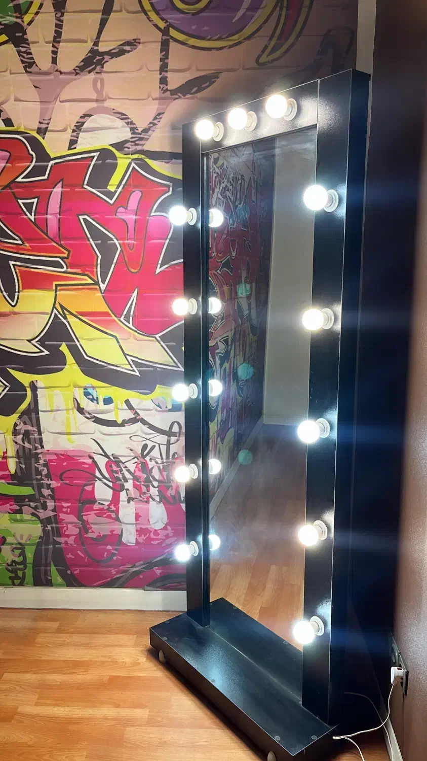 آیینه هالیوودی|آینه|تهران, قزل قلعه|دیوار