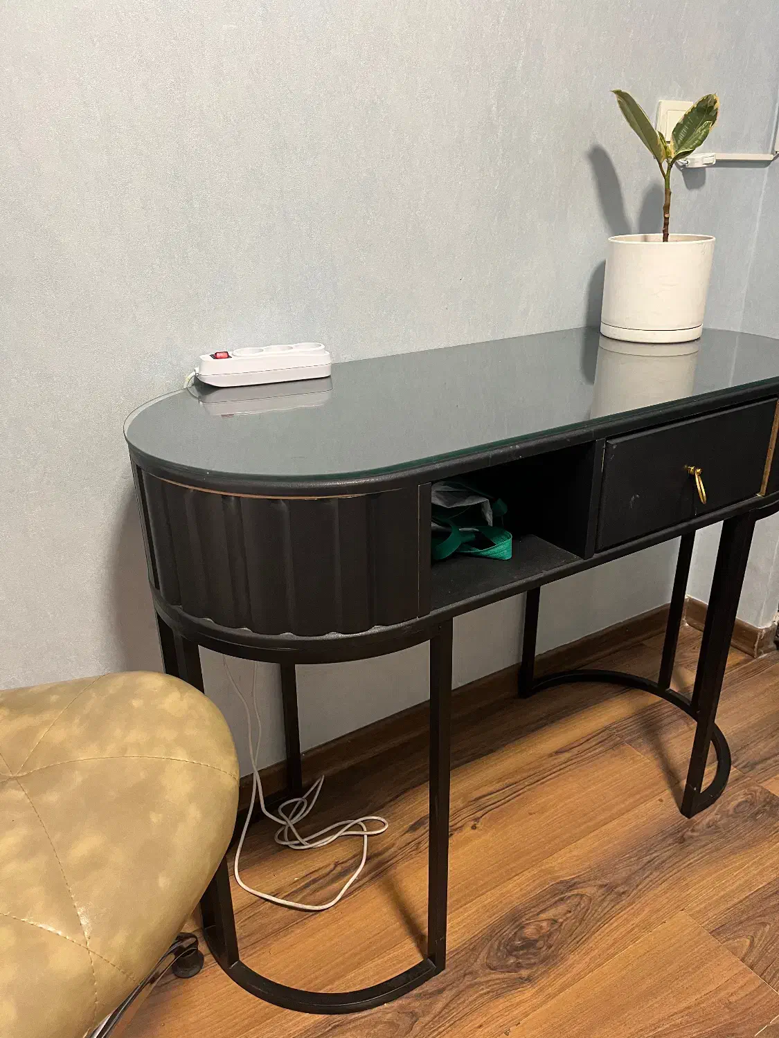 صندلی تابوره و کوپ و میز ناخن|آرایشگاه و سالنهای زیبایی|تهران, قیطریه|دیوار