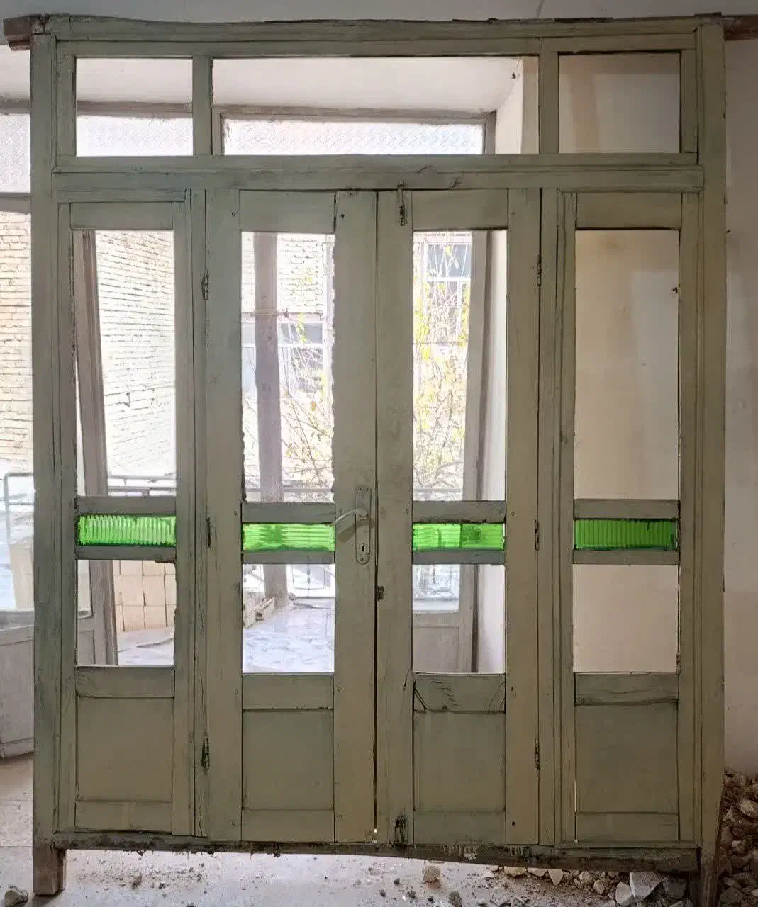 درب قدیمی چوب گردو|مصالح و تجهیزات ساختمان|فریدونشهر, |دیوار