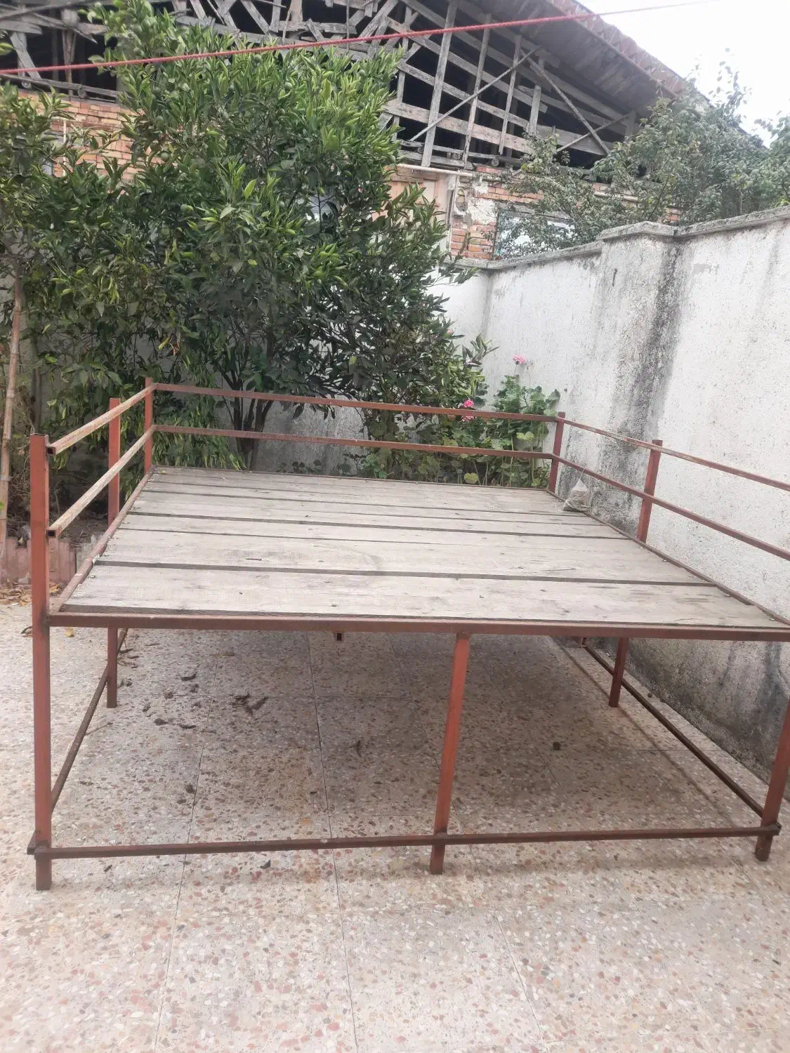 تخت آهنی وچوبش نرات|تخت و سرویس خواب|کومله, |دیوار