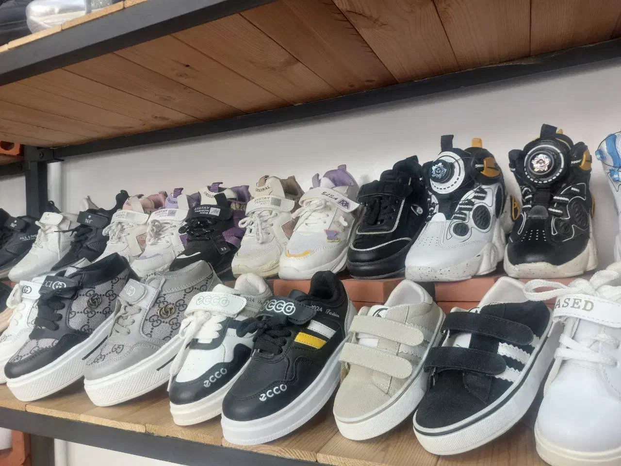 کفش بچه گانه حدود 270 جفت|کیف، کفش، کمربند|شاهین‌شهر, فردوسی|دیوار