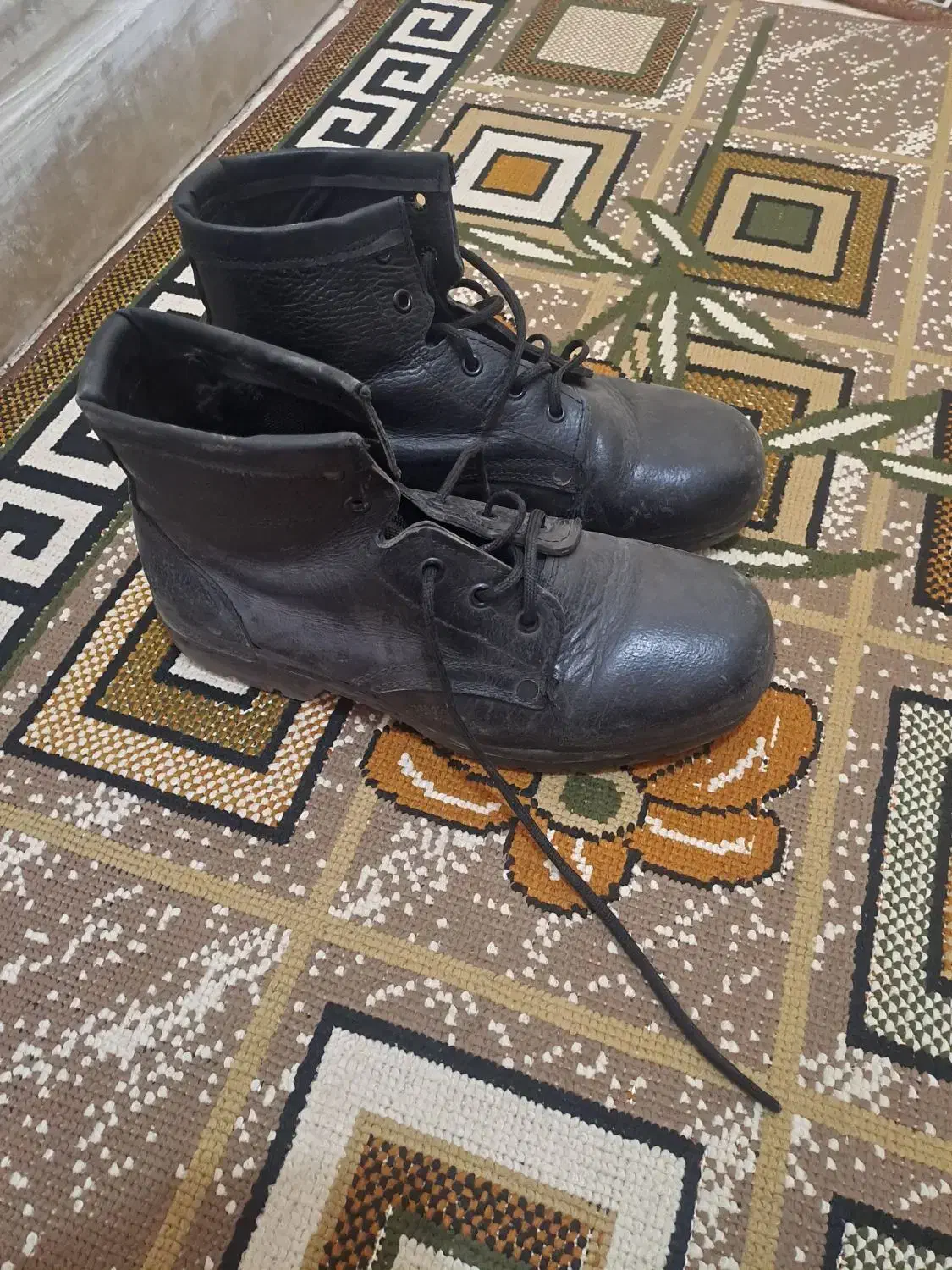 پوتین خدمت خودم نیم پوتش کردم|کیف، کفش، کمربند|اشتهارد, |دیوار