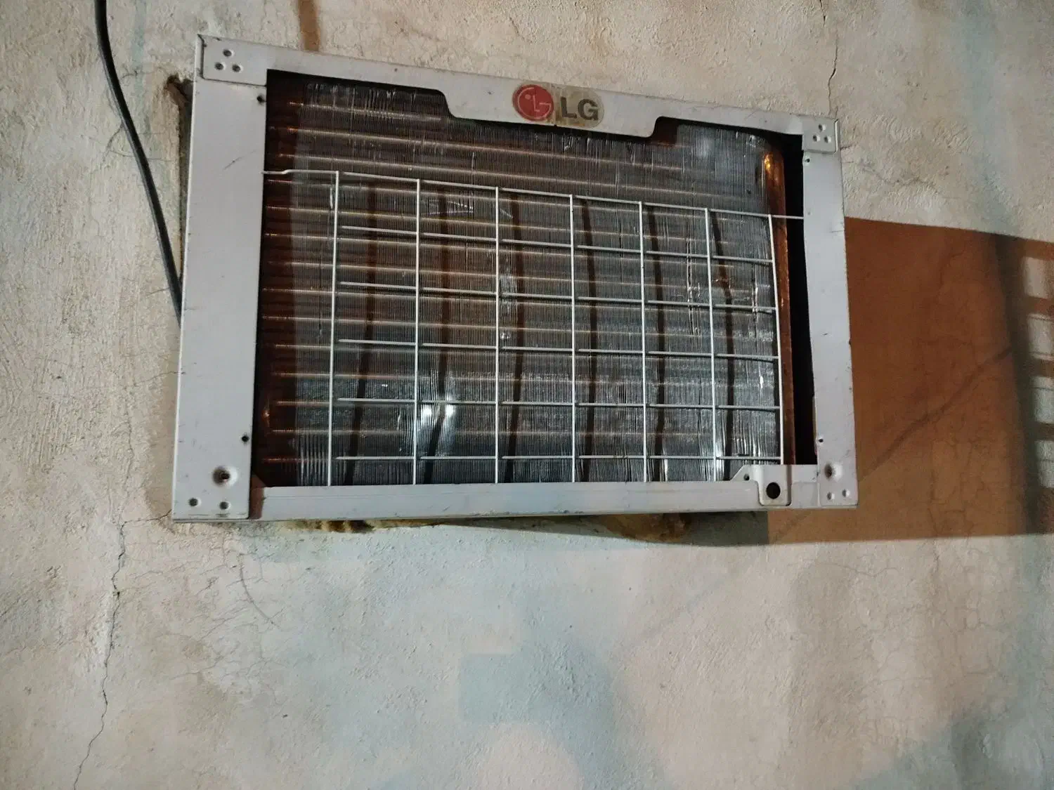 یک کولر آبی و یک کولر گازی پنجره ای ال جی (Gold)|کولر گازی و فن‌کوئل|دهدشت, |دیوار
