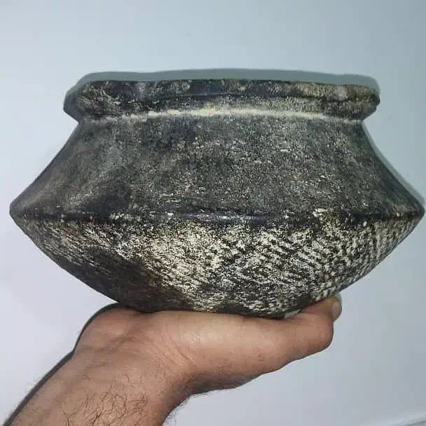 دیگچه سنگی لعابدار بسیارقدیمی وکلکسیونی وباارزش|کلکسیون اشیاء عتیقه|ابرکوه, |دیوار