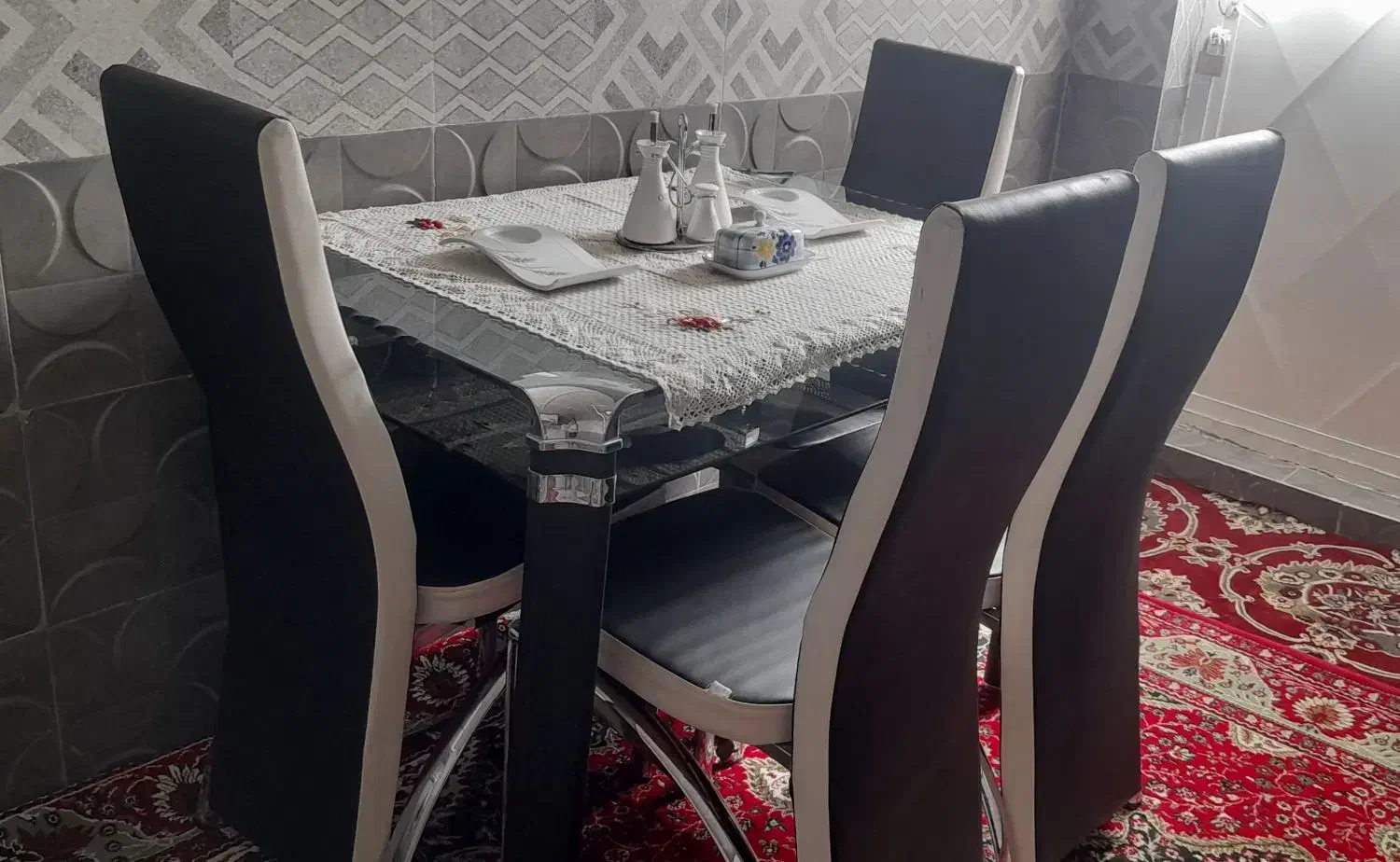 میزناهارخوری ۴ نفره شیشه ای باطرح گل تمیزوسالم هست|میز و صندلی غذاخوری|بردسکن, |دیوار