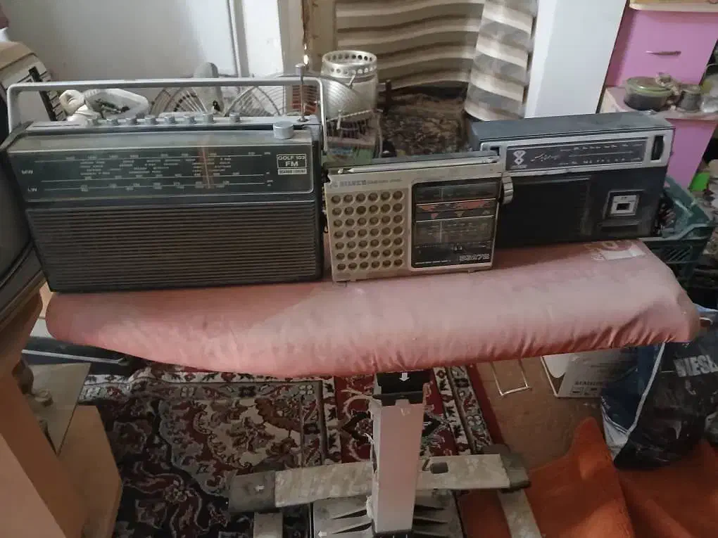 تعدادی رادیو قدیمی|کلکسیون اشیاء عتیقه|گرگان, |دیوار