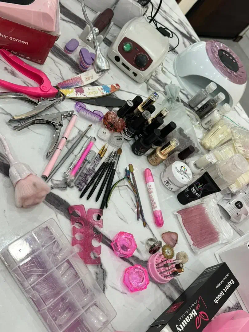 لوازم کاشت ناخن کامل در حد نو|آرایشگاه و سالن‌های زیبایی|محمدشهر, همایون ویلا|دیوار