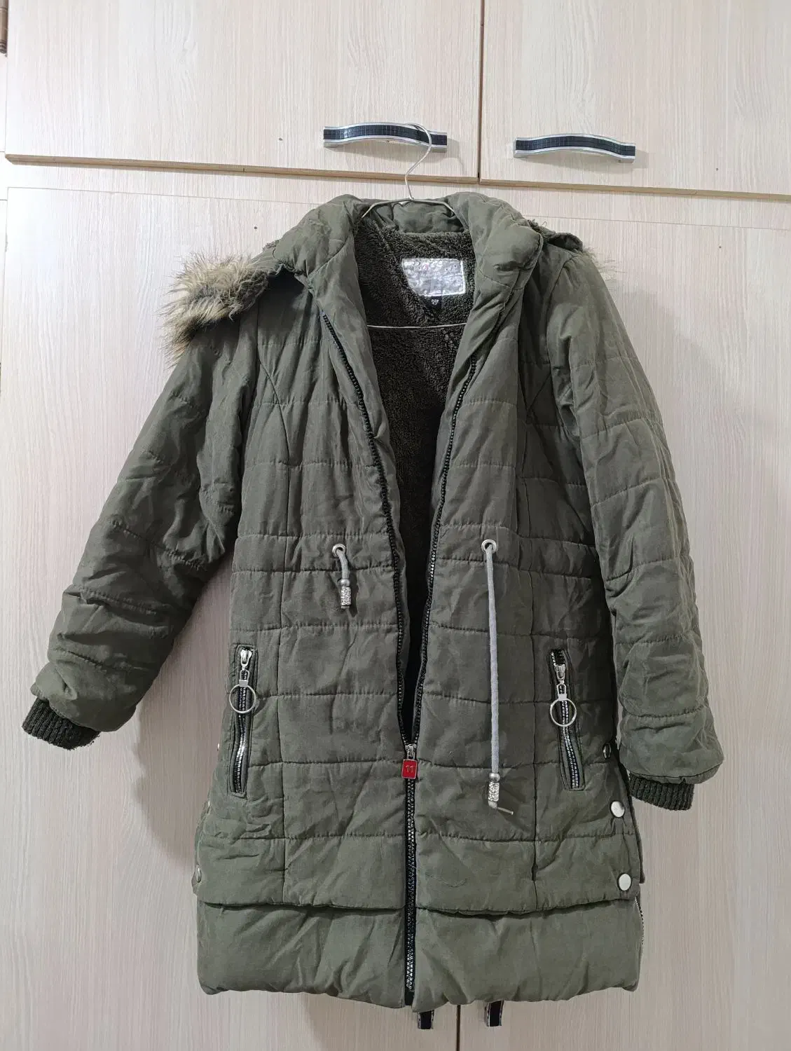 کاپشن|لباس|بروجرد, |دیوار