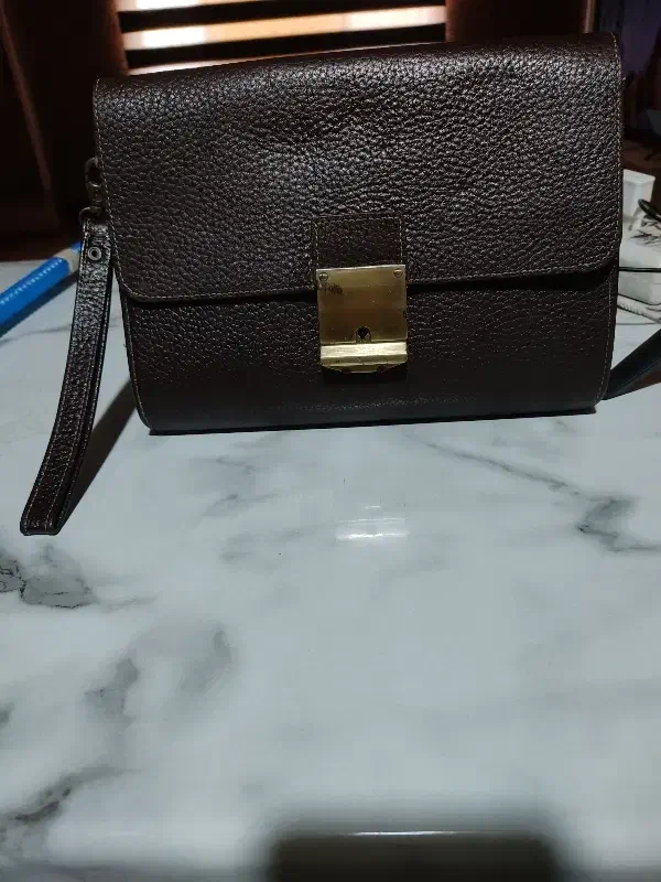 کیف.چرم.|کیف، کفش، کمربند|رشت, کاکتوس|دیوار