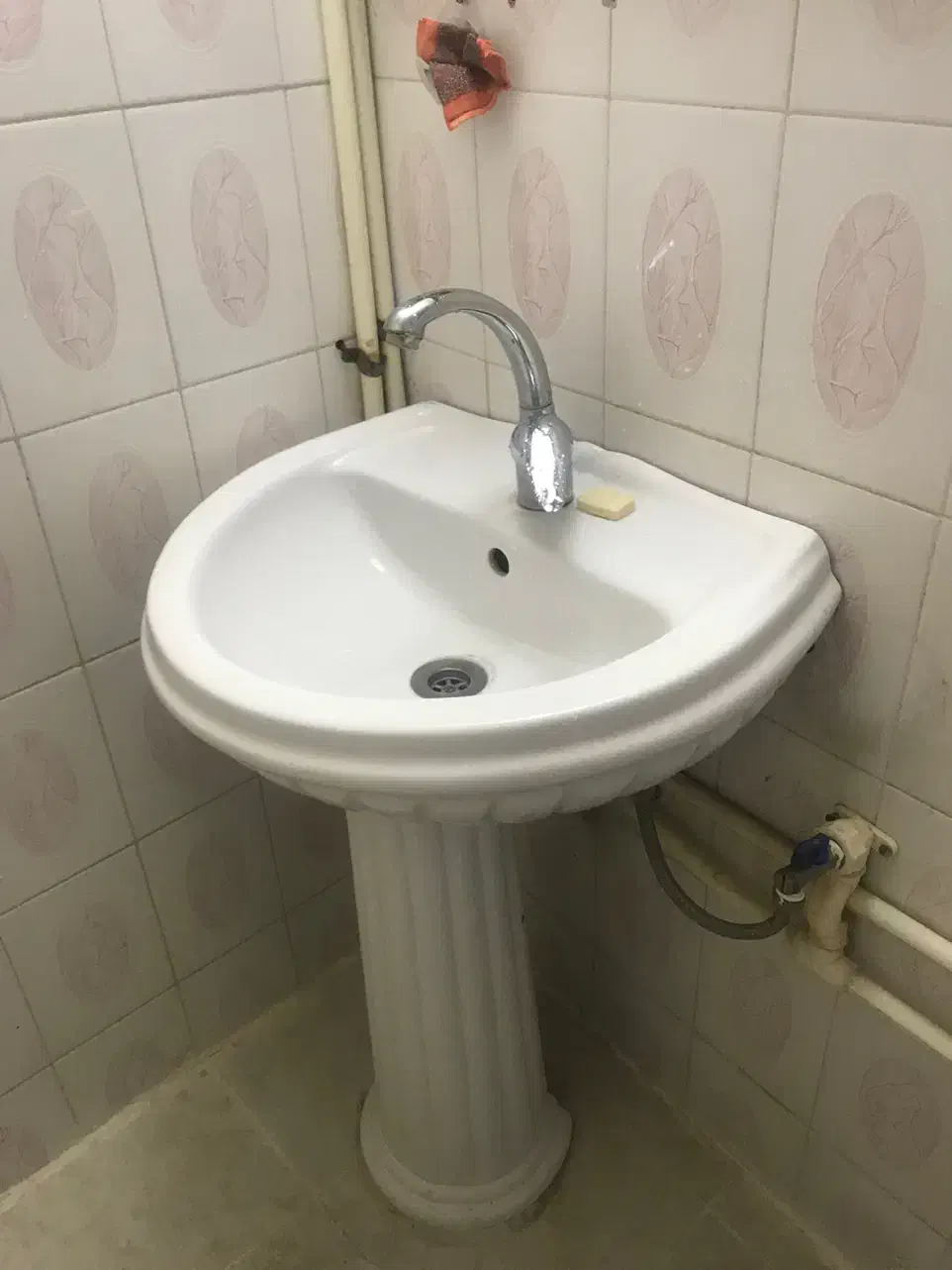 روشویی و پنجره آهنی|لوازم سرویس بهداشتی|تهران, چهارصد دستگاه|دیوار