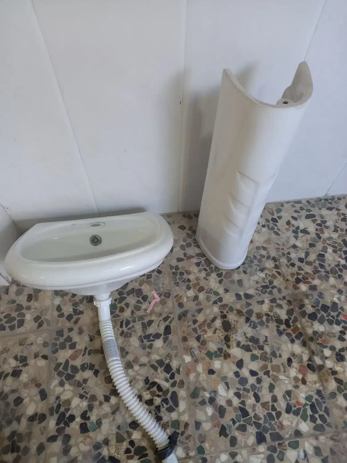 روشویی درحدنو به همراه آینه|لوازم سرویس بهداشتی|رشت, پل تالشان|دیوار