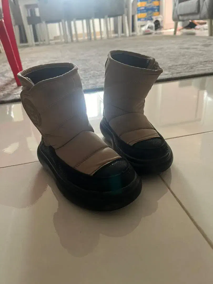 بوت بچه سالم و تمیز سایز ۲۹|کفش و لباس بچه|رشت, نخودچر|دیوار