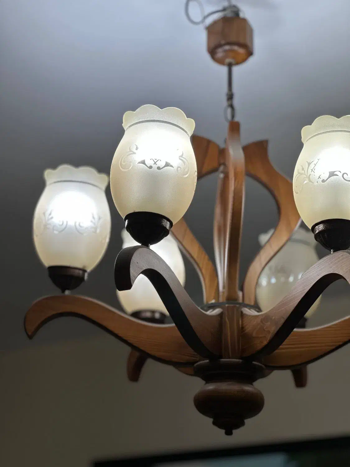 لوستر چوبی ۶ شاخه|لوستر و چراغ آویز|اندیشه, شهرک مریم|دیوار