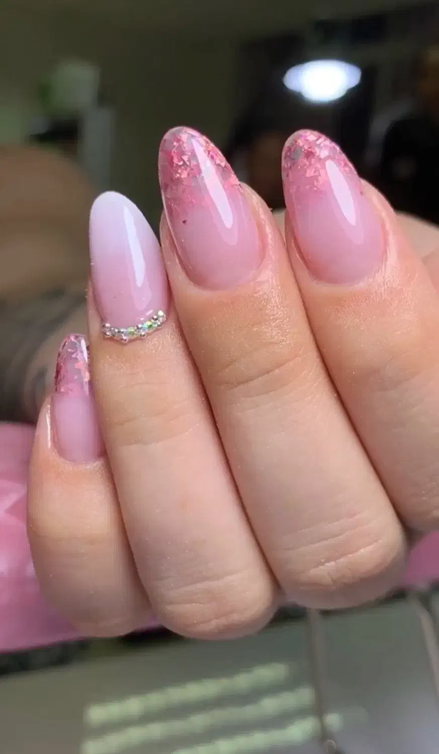 کاشت تخصصی ناخن|خدمات آرایشگری و زیبایی|رشت, منظریه|دیوار