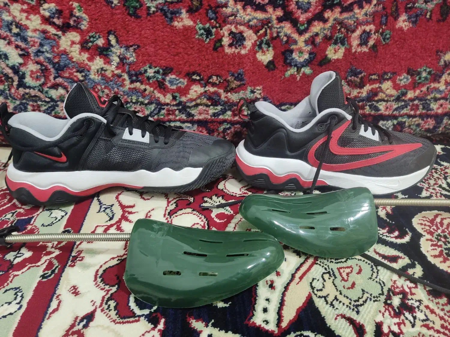 کفش|کیف، کفش، کمربند|لالجین, |دیوار