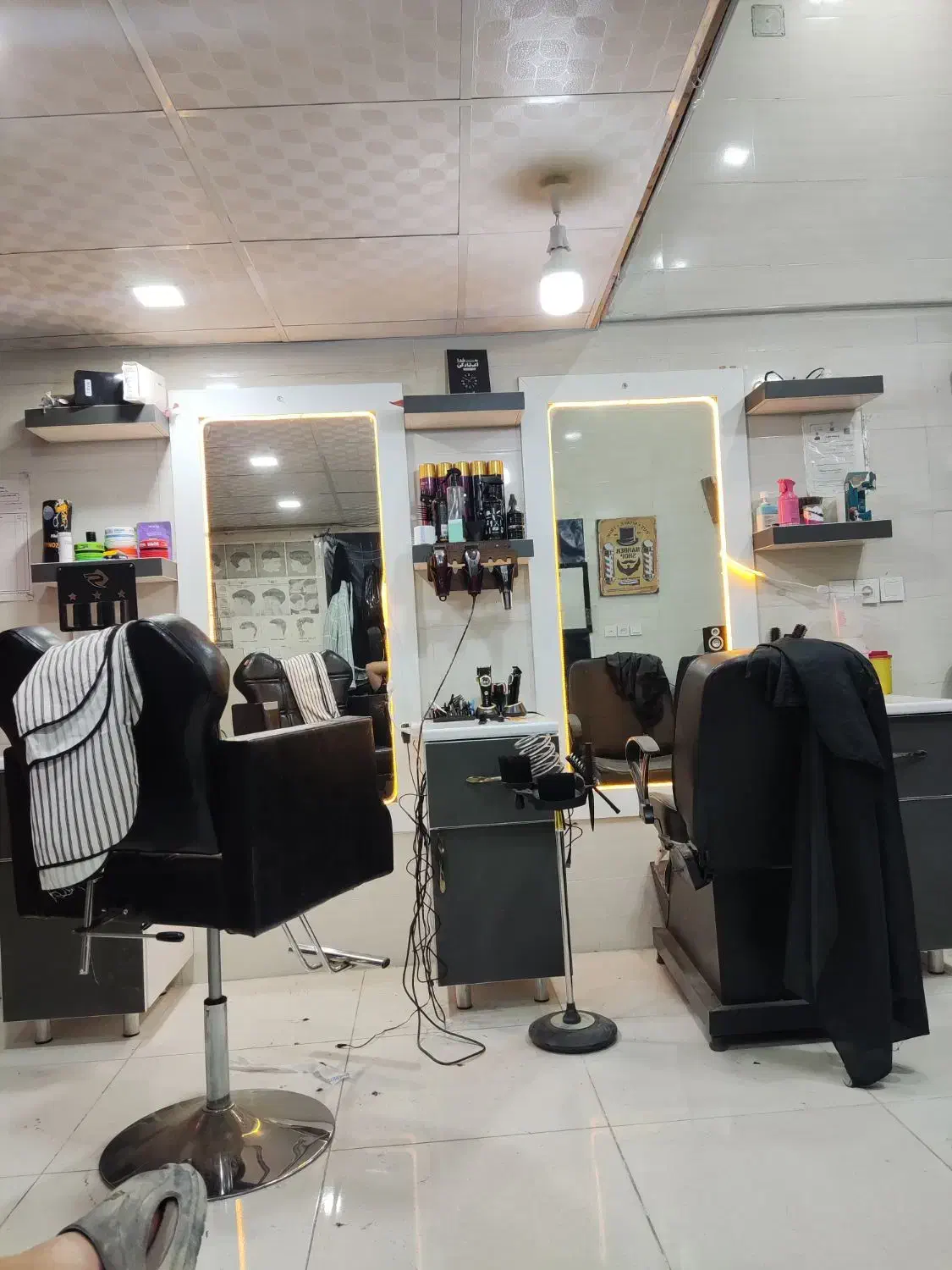 دکور و صندلی وسایل ارایشگاه مردانه|آرایشگاه و سالنهای زیبایی|سپیدان, |دیوار