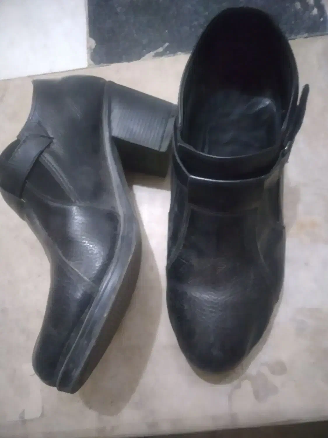 دوعدد کفش|کیف، کفش، کمربند|خوی, |دیوار