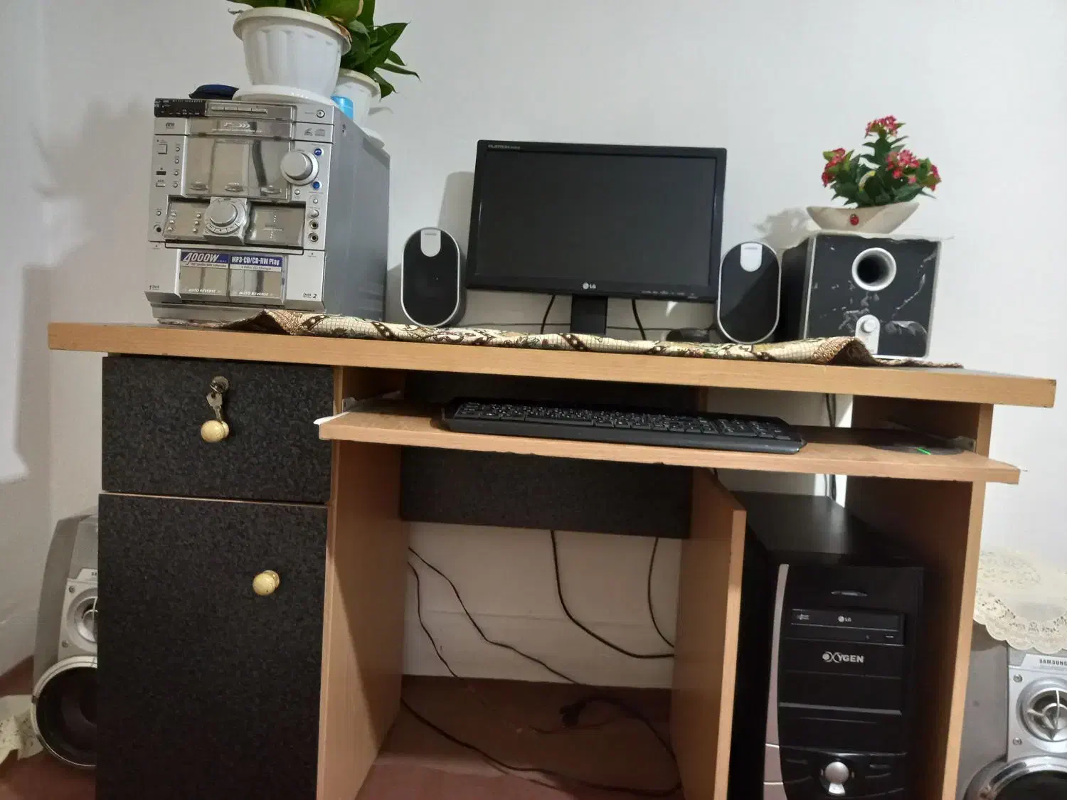 کامپوتر خانگی و میز هر دو با هم|رایانه رومیزی|جلفا, |دیوار