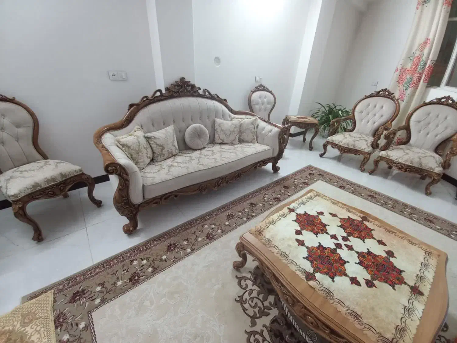 مبل سلطنتی در حدنو بفروش میرسد|مبلمان خانگی و میز عسلی|شاهرود, |دیوار