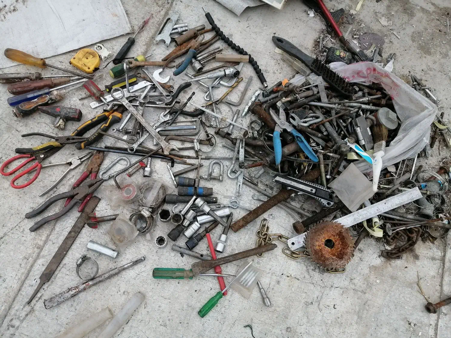 مقداری پیچ و مهره های مختلف وابزار یک جا 1کو 500|ابزارآلات|تهران, صفا|دیوار