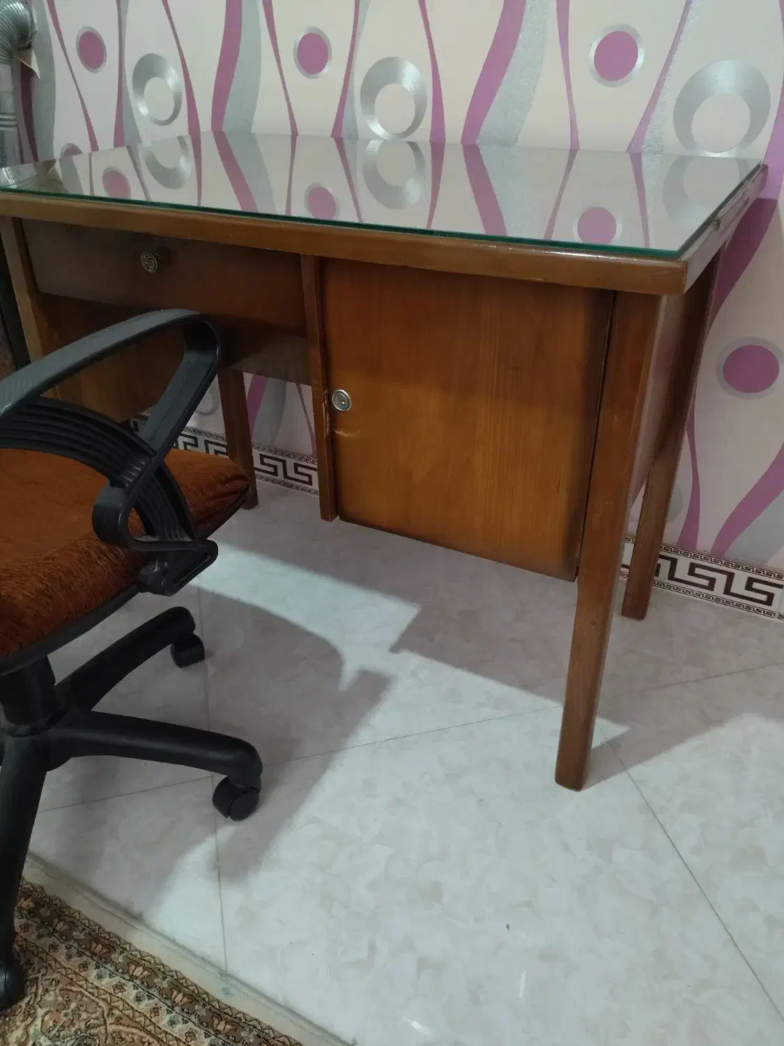 میز تحریر و صندلی|مبلمان اداری|شازند, |دیوار