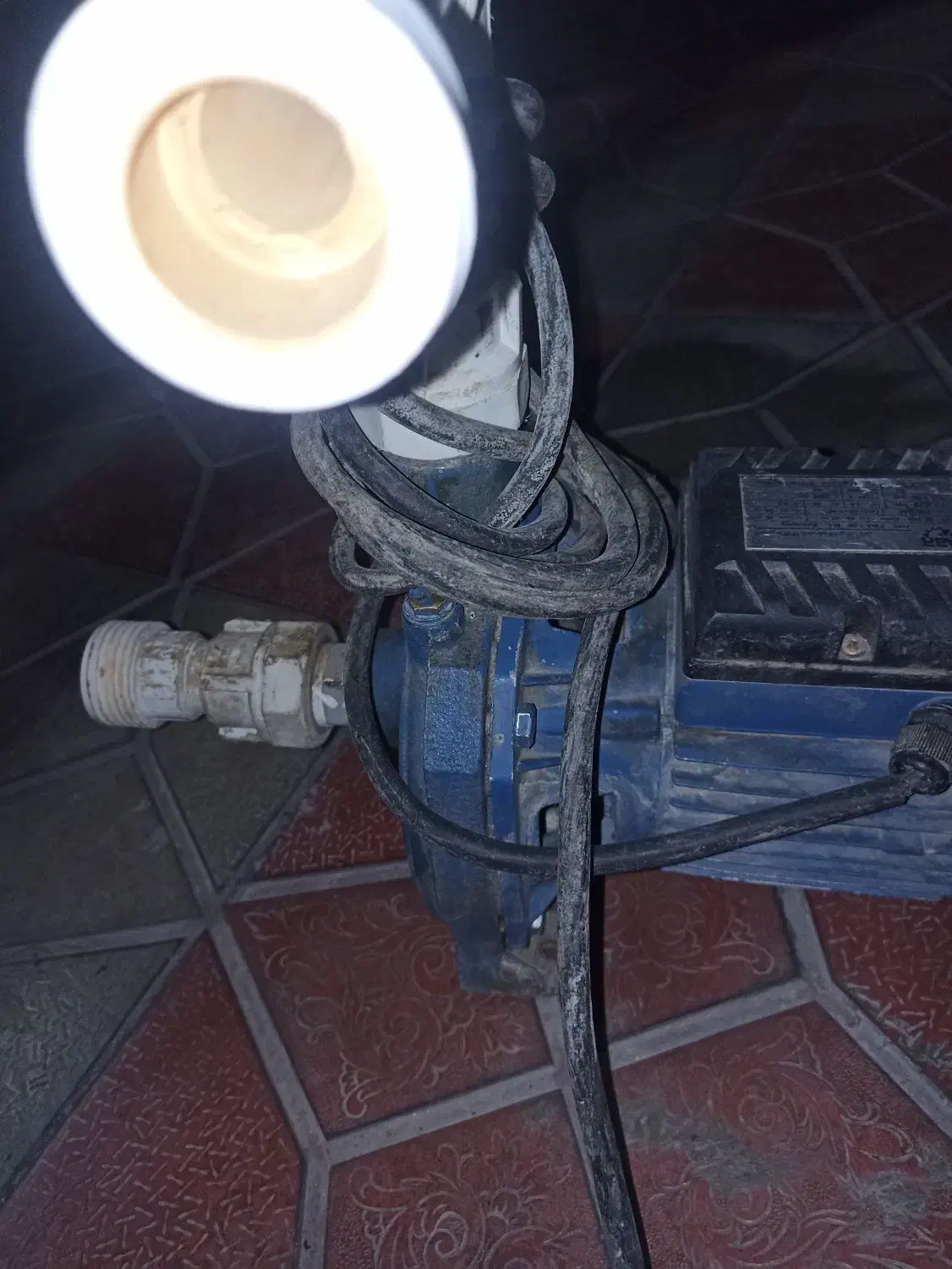 یک عدد کف کش ویک عدد پمپ آب|ابزارآلات|هشتگرد, شهرک راه آهن|دیوار