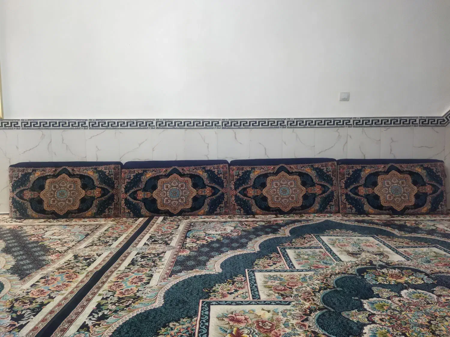 پشتی|پشتی|اقبالیه, |دیوار