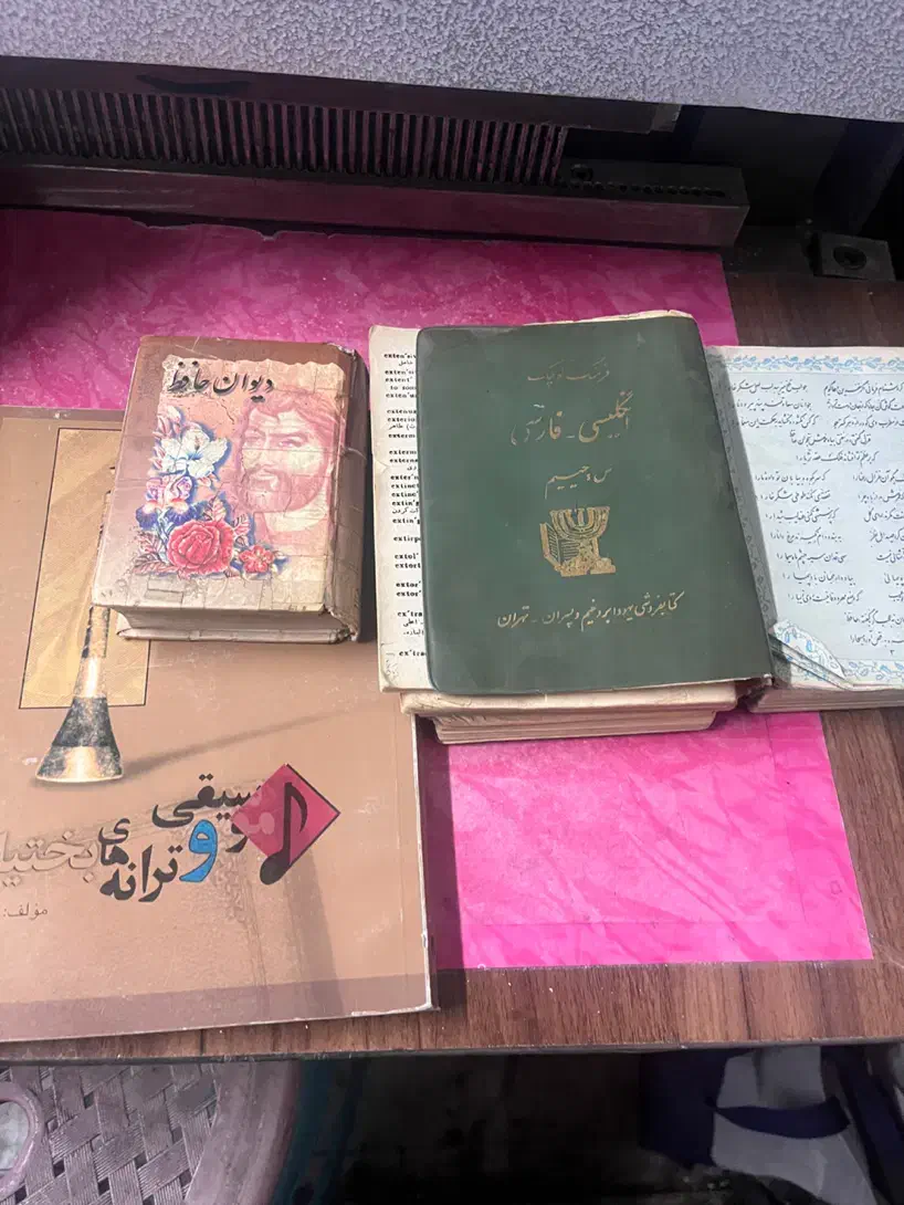 کتاب|کتاب و مجله تاریخی|تهران, پاسداران|دیوار