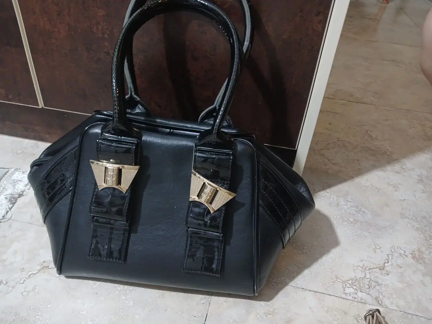 تعدادی کیف|کیف، کفش، کمربند|شیراز, شاه قلی بیگی|دیوار